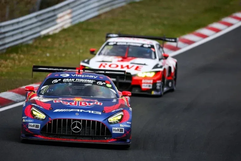 3-mercedes-amg-team-verstappen-768x512.webp
