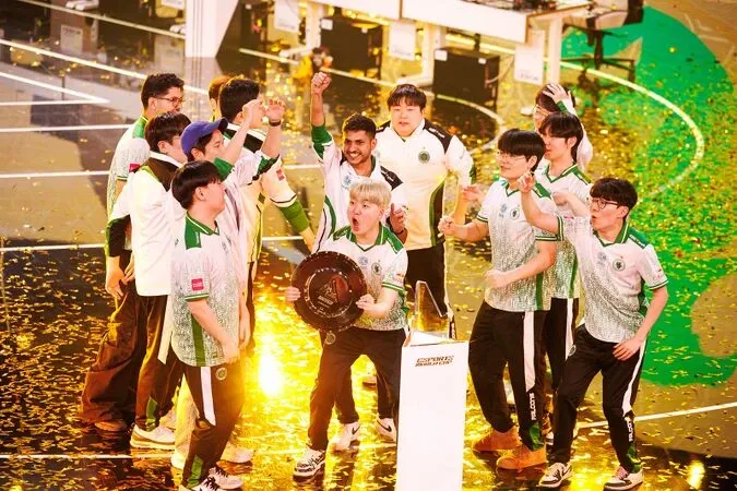 675px-Team_Falcons_lifting_trophy_at_Esports_World_Cup_2025.webp