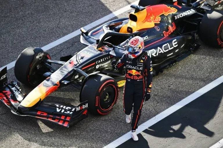 max-verstappen-red-bull-racing-2-768x511.webp